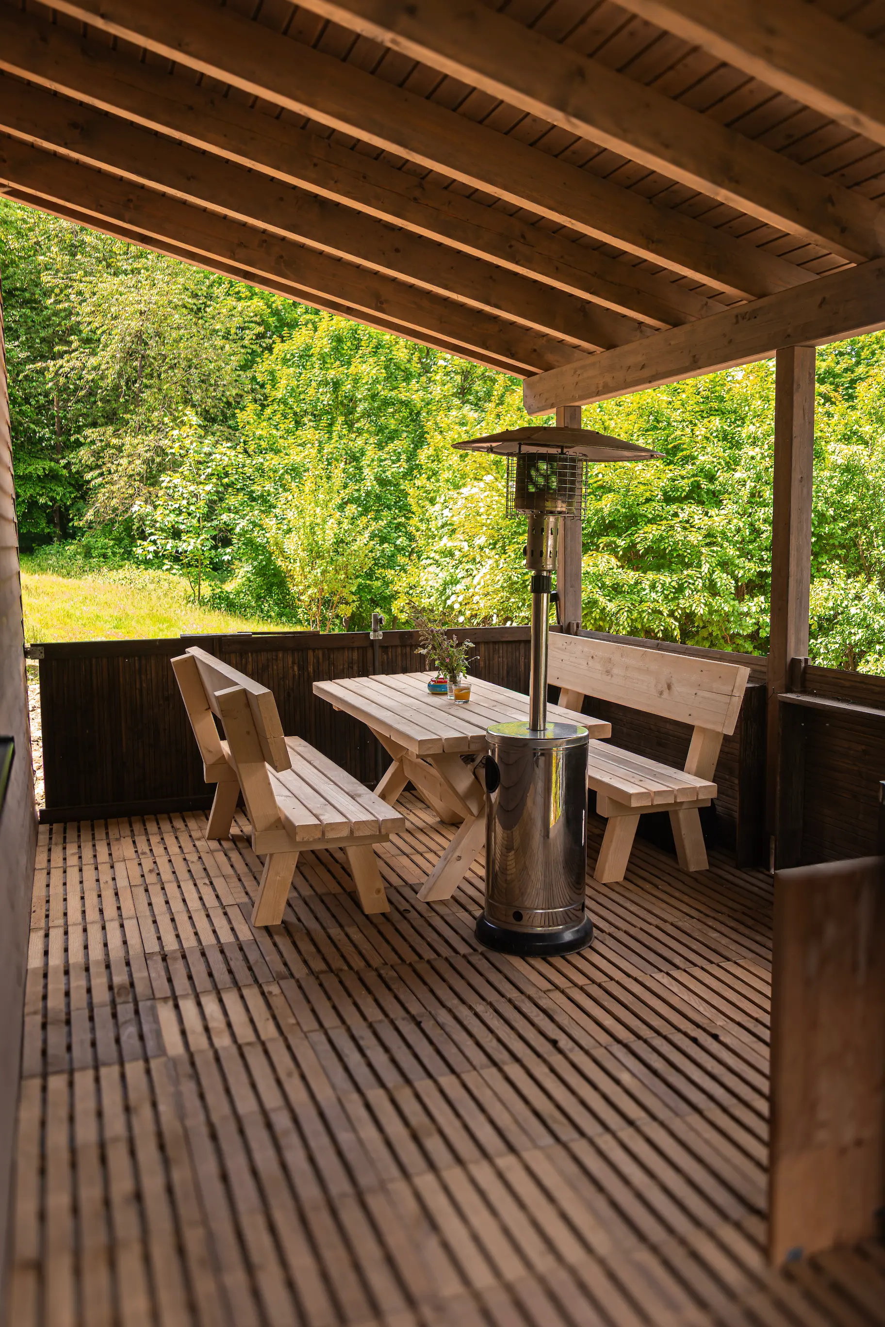 Veranda und Garten in der Dämmerung